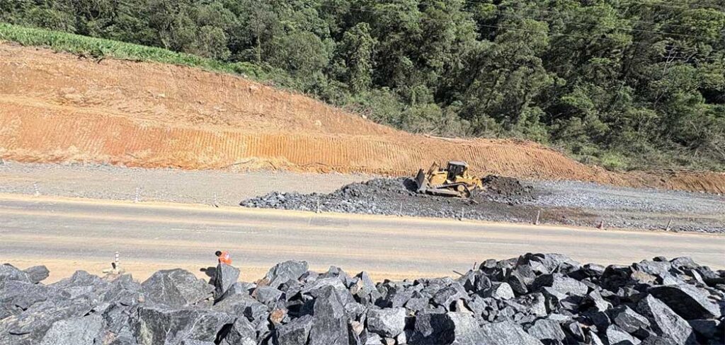 Obras das primeiras áreas de escape de Santa Catarina na SC-418 chegam a 50% de execução