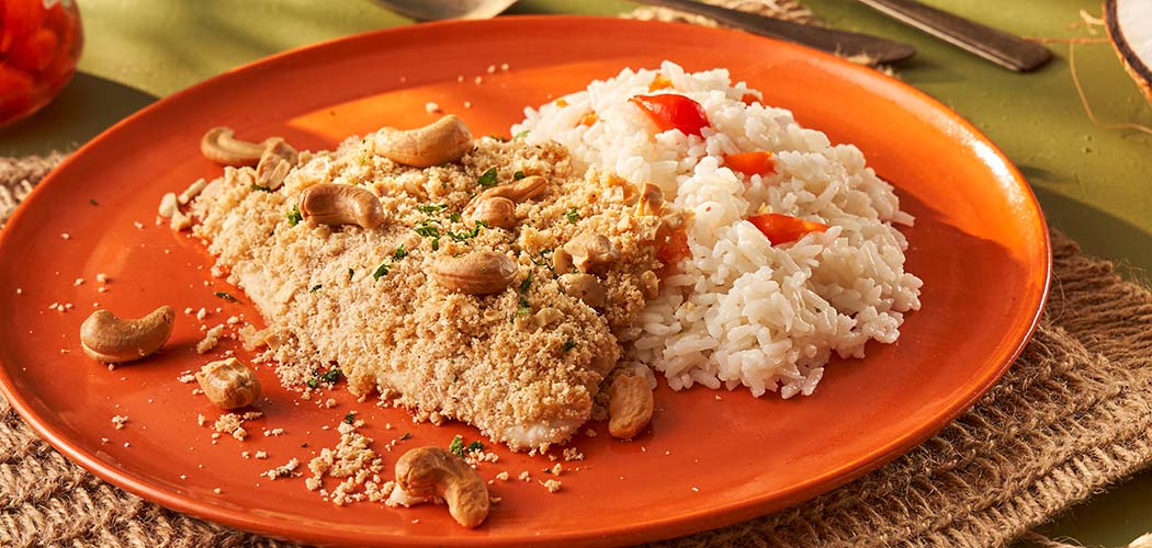 Peixe na crosta de castanha-de-caju com arroz de coco