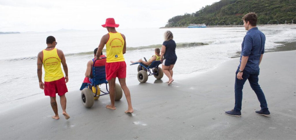 Projeto Praia Acessível do CBMSC já beneficiou mais de 100 pessoas em Balneário Camboriú