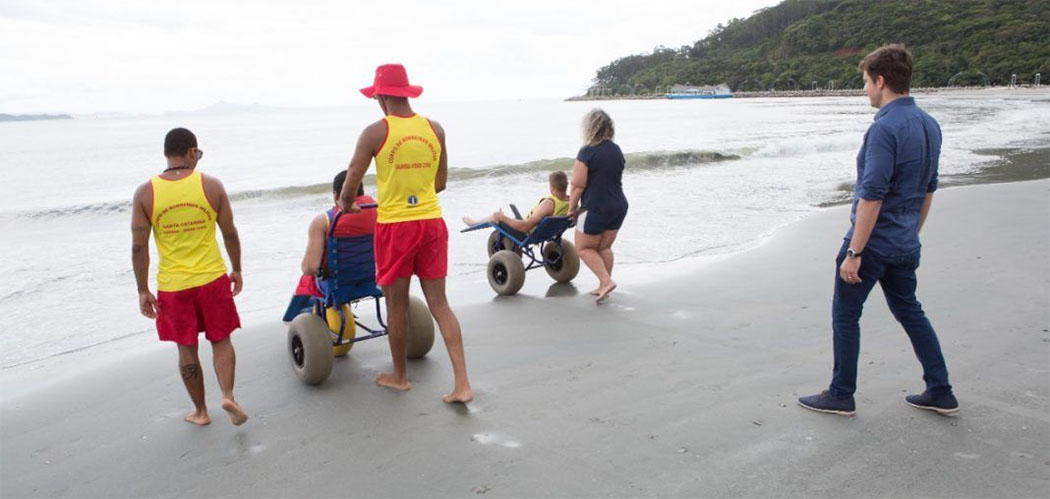 Projeto Praia Acessível do CBMSC já beneficiou mais de 100 pessoas em Balneário Camboriú