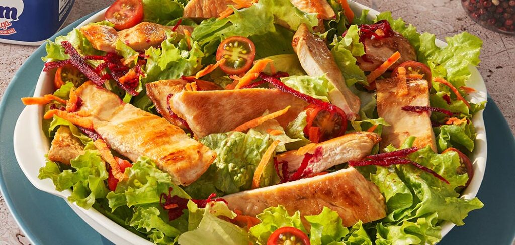 Salada de verão com filé de frango