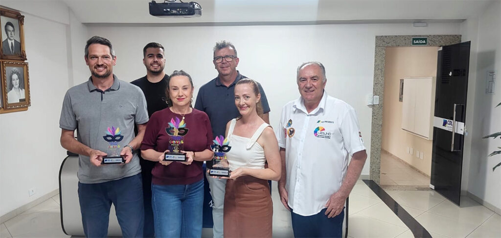 Loja Bortulizzi vitrine carnaval premiados
