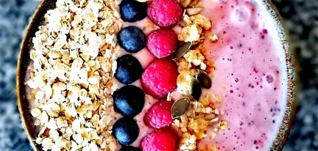 Smoothie bowl de morango e banana com proteína