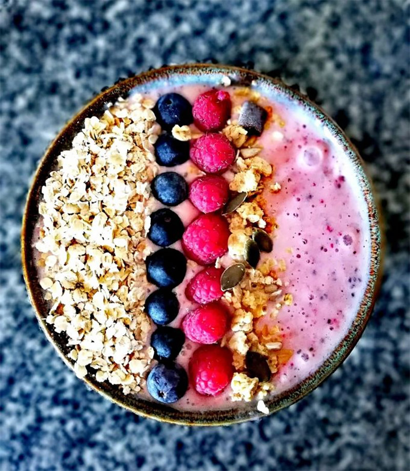 Smoothie bowl de morango e banana com proteína