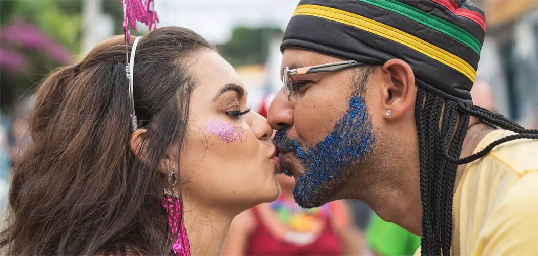 Carnaval e beijo na boca: 5 curiosidades que quase ninguém sabe sobre saúde bucal na folia