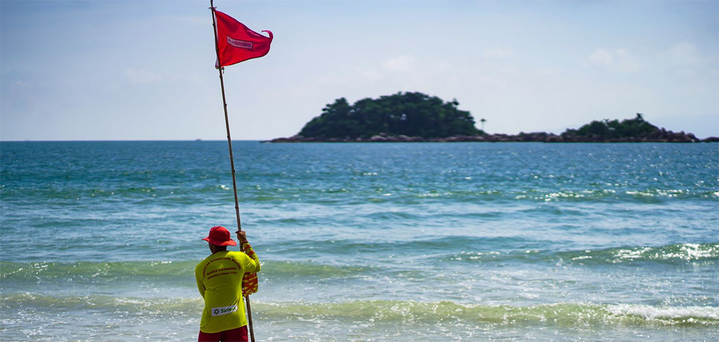 CBMSC intensifica prevenção para o Carnaval e alerta sobre perigos em áreas sem guarda-vidas