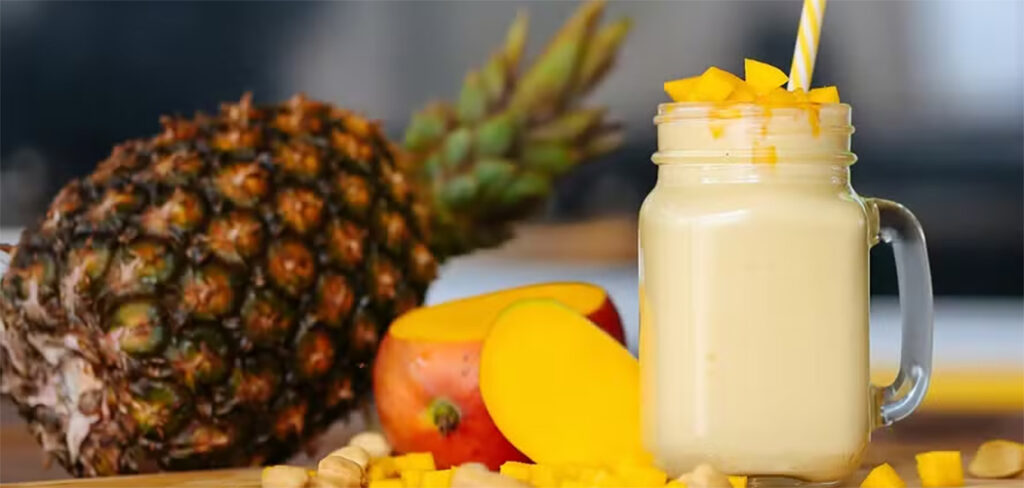 Milkshake tropical de manga, abacaxi e coco