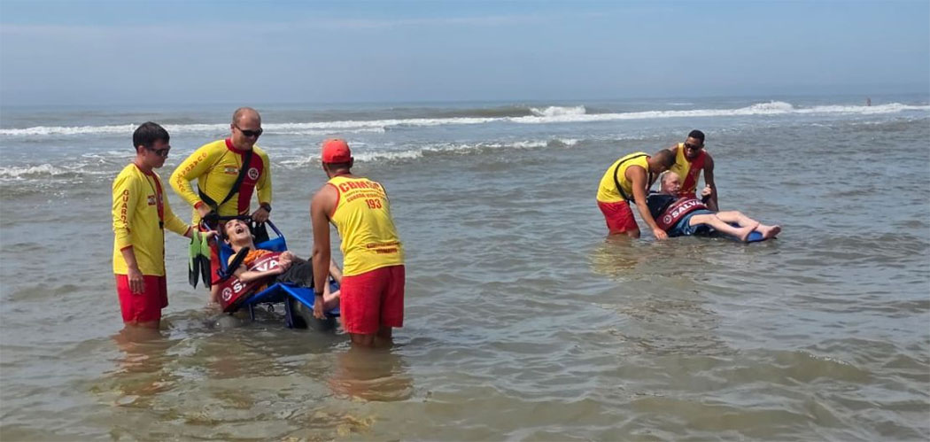 Projeto Praia Acessível do CBMSC amplia inclusão nas praias de SC com cadeiras anfíbias