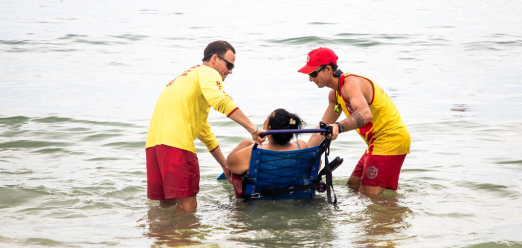 Projeto Praia Acessível do CBMSC amplia inclusão nas praias de SC com cadeiras anfíbias