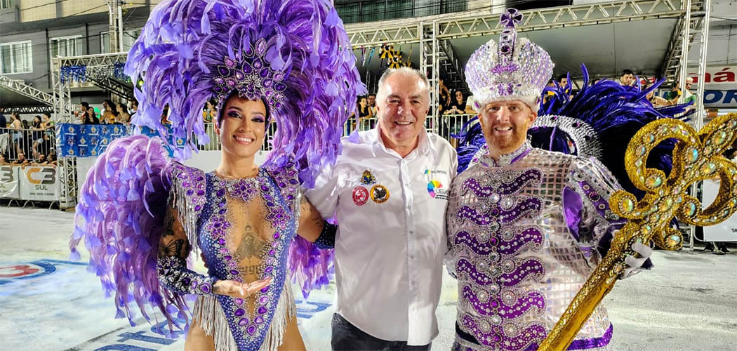 Carnaval de Joaçaba 2026 brilha na Avenida do Samba e emociona público na primeira noite de desfiles