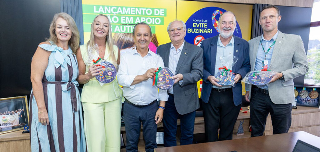 Santa Catarina lança Selo Pessoa com Autismo a Bordo com distribuição gratuita
