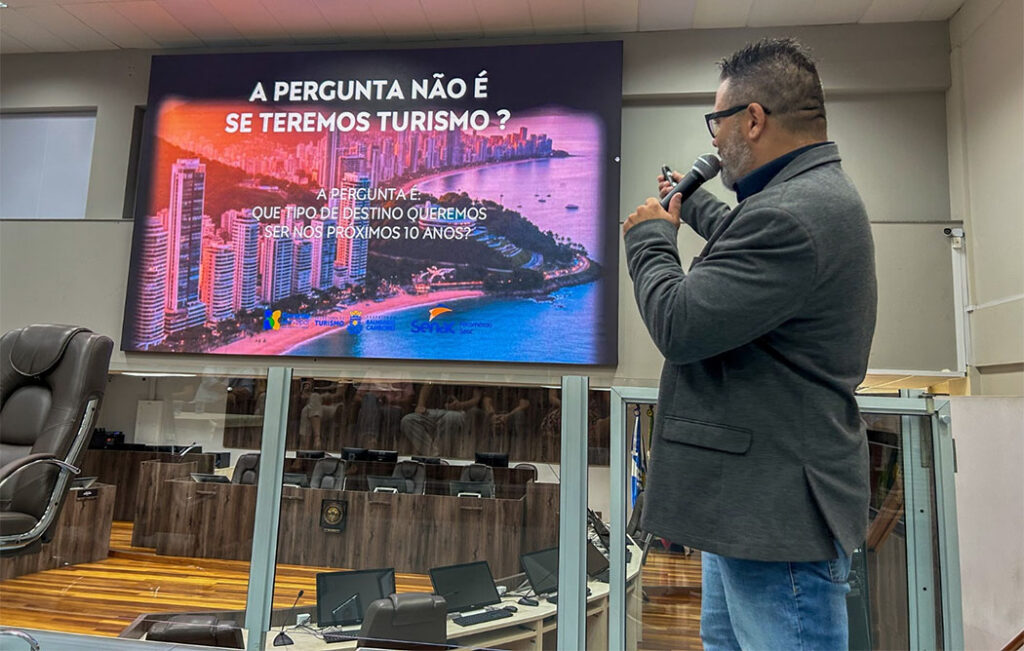 O turismólogo e professor do Senac, Mario Aleixo Corrêa da Motta, apresentou uma palestra de mobilização e sensibilização sobre o PMT de Balneário Camboriú