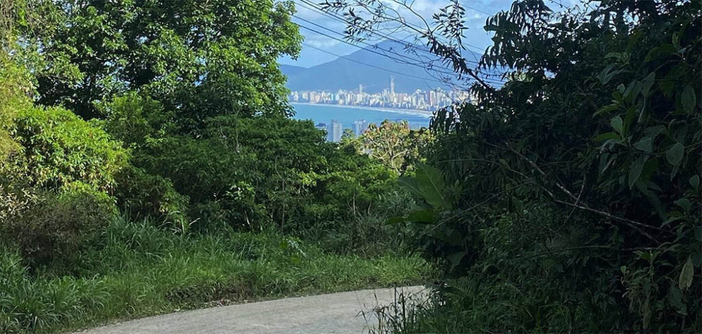 O Morro do Encano é uma rota histórica e estratégica de aproximadamente 11 km que conecta as cidades de Camboriú e Itapema, no Litoral Norte de Santa Catarina