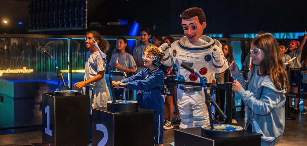 Space Adventure completa dois anos, inaugura atração voltada à educação aeroespacial e celebra 20 anos da Missão Centenário