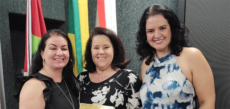 Maely Silva é homenageada pelo Movimento Eleva Mulher e reforça protagonismo feminino no turismo catarinense