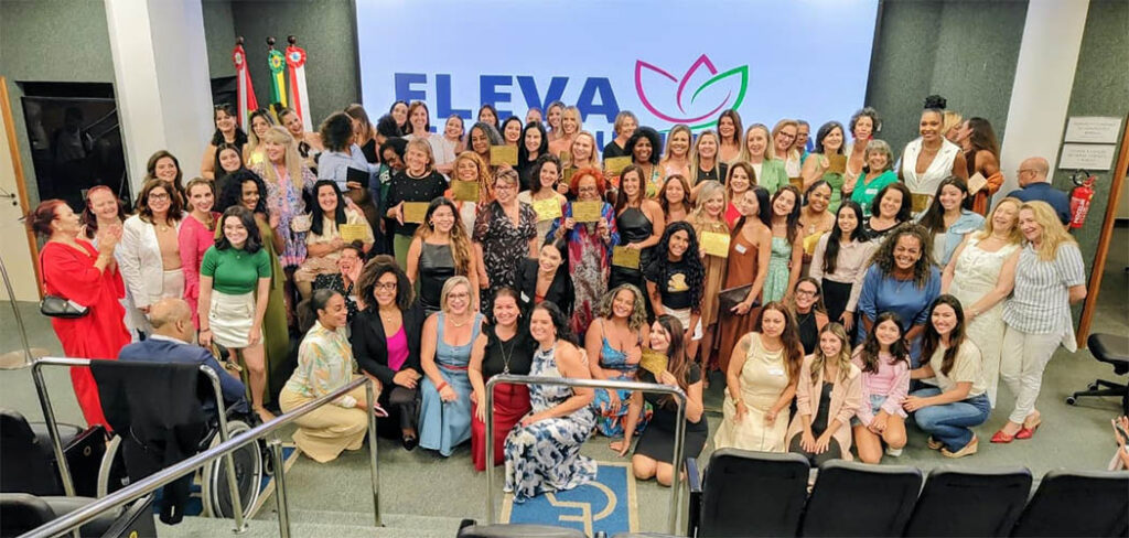 Maely Silva é homenageada pelo Movimento Eleva Mulher e reforça protagonismo feminino no turismo catarinense