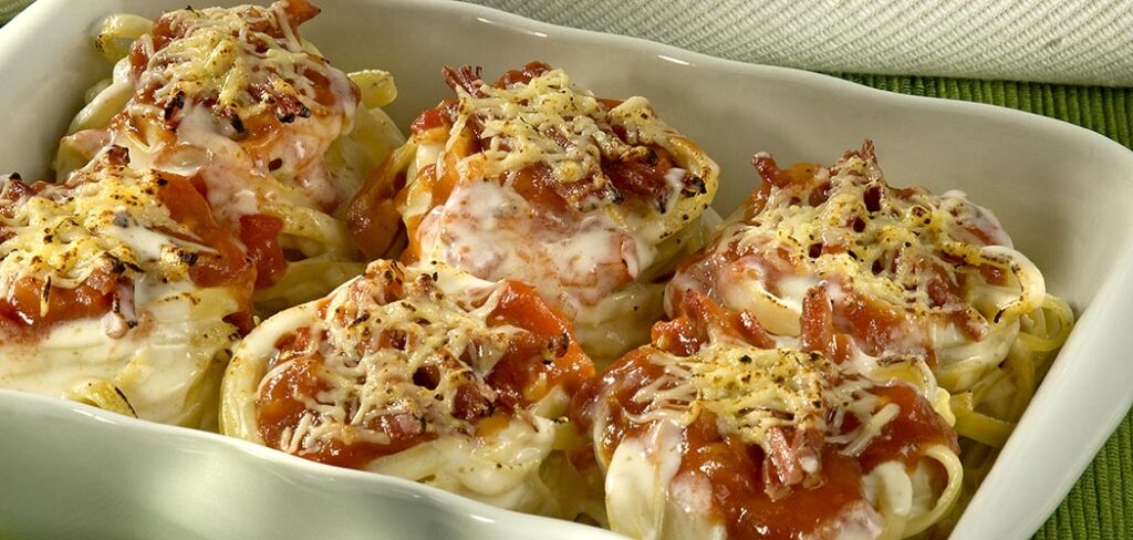 Macarrão ao molho de carne seca com vinho