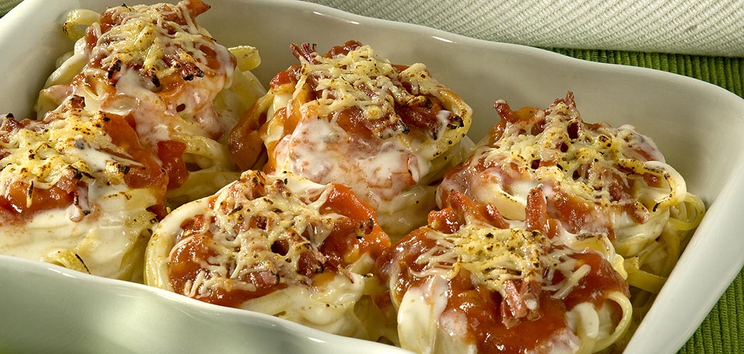 Macarrão ao molho de carne seca com vinho