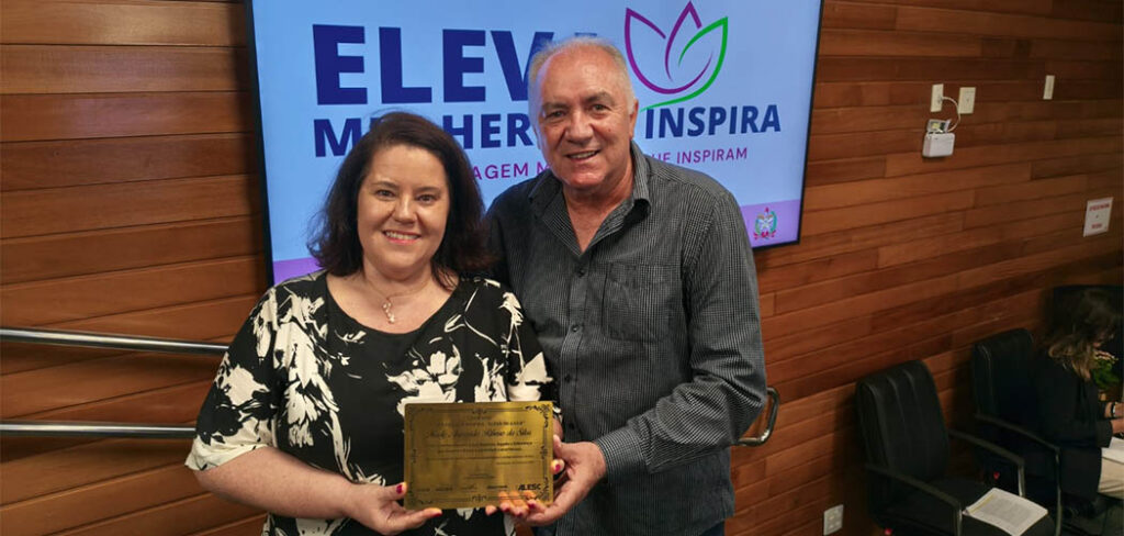 Maely Silva é homenageada pelo Movimento Eleva Mulher e reforça protagonismo feminino no turismo catarinense