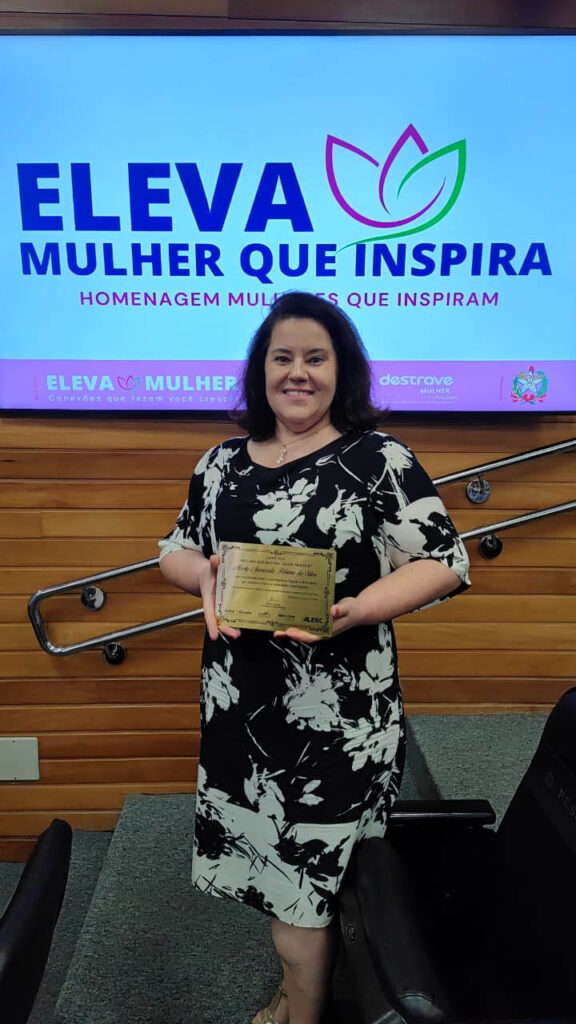 Maely Silva é homenageada pelo Movimento Eleva Mulher e reforça protagonismo feminino no turismo catarinense