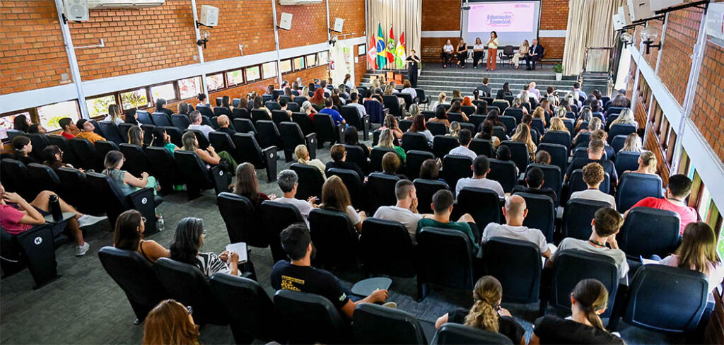 Governo de SC lança Programa Educação Especial em Movimento e promove capacitações para 26 mil profissionais