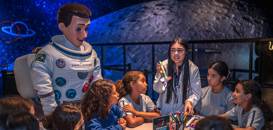 Space Adventure completa dois anos, inaugura atração voltada à educação aeroespacial e celebra 20 anos da Missão Centenário