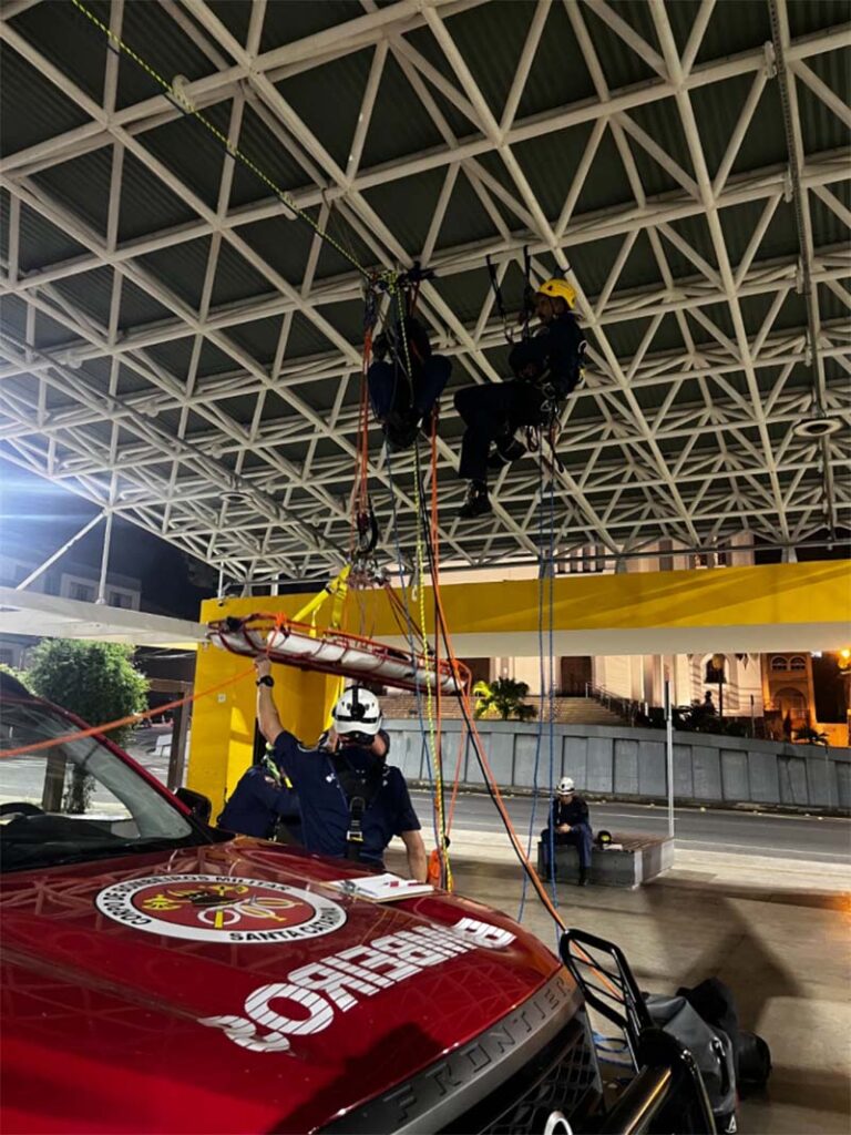 Bombeiros catarinenses simulam resgares em altura para buscar o Tricampeonato Sul - Americano