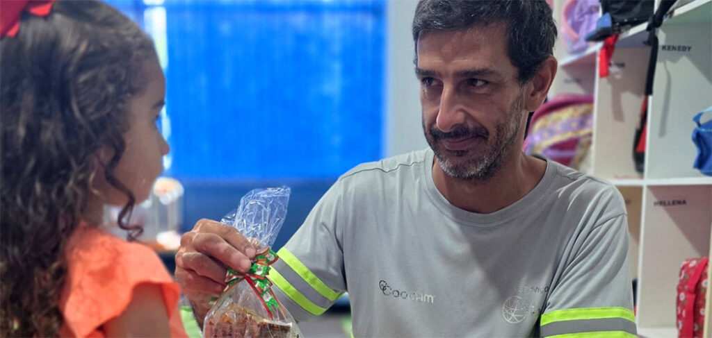 Motoristas da Coocam realizaram a entrega de doces de Páscoa para mais de 50 crianças