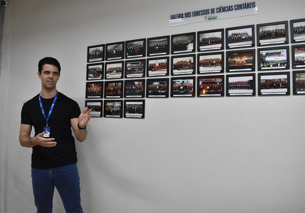 A galeria reúne as fotografias de 37 das 38 turmas formadas pelo curso de Ciências Contábeis da Unoesc Joaçaba, totalizando 1.447 profissionais graduados até o momento