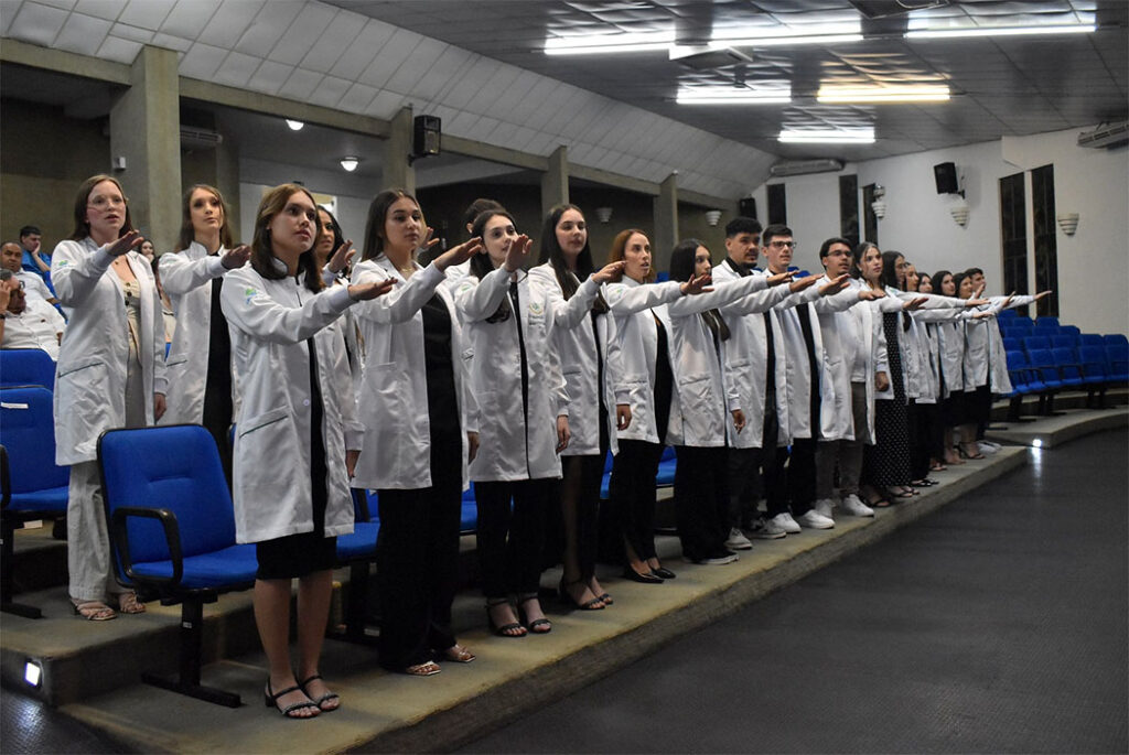 A entrega dos jalecos foi realizada de forma simbólica pelos familiares dos estudantes de Nutrição