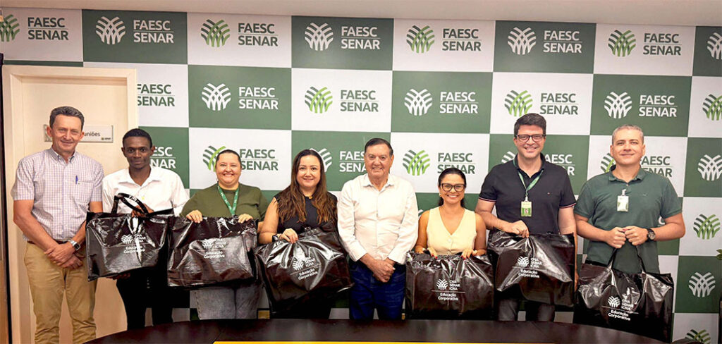 Representantes do Sistema Faesc/Senar com os profissionais que conquistaram o reconhecimento no Programa de Educação Corporativa