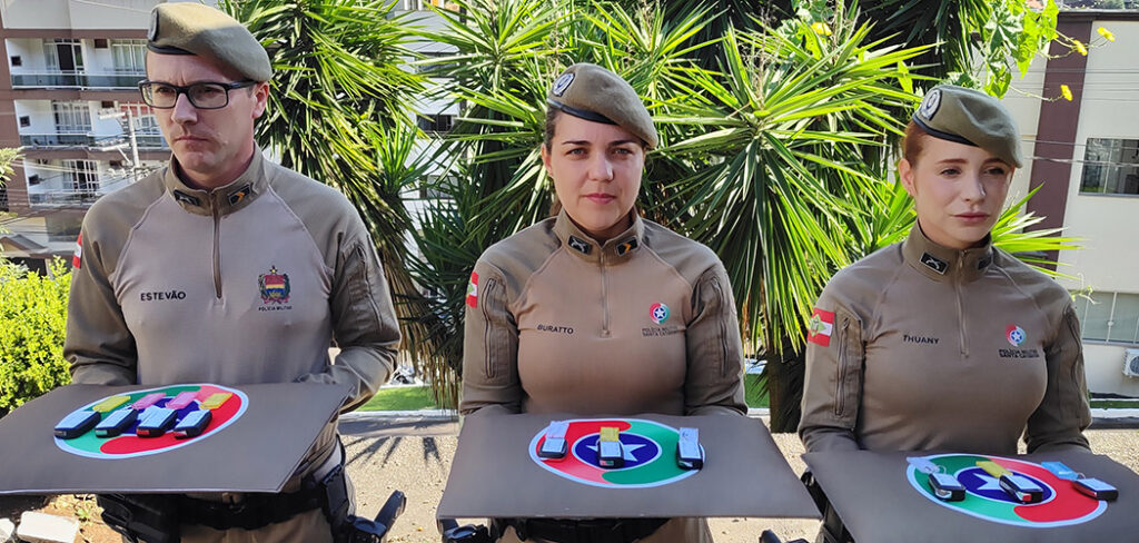 As chaves que foram entregues ao 10º CRPM, das viaturas totalmente equipadas para atuação no serviço operacional