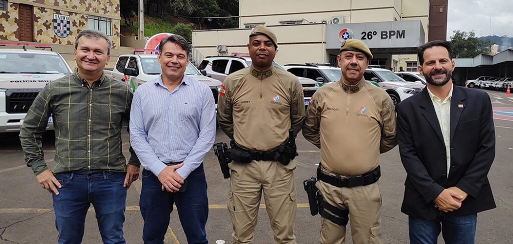 Presente no 10º Comando Regional de Polícia Militar (CRPM) quando realizou, nesta sexta-feira 17 de abril de 2026, a solenidade de entrega de novas viaturas que passam a integrar o serviço operacional da corporação, o vereador Jean Patrick Giusti. Presidente da Cãmara de Vereadores de Herval d' Oeste. Foto: Evandro Novak/TV Bom Dia SC