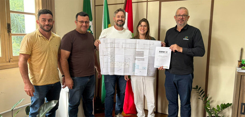 O secretário executivo da Associação dos Municípios do Meio-Oeste Catarinense (AMMOC), engenheiro Denir Zulian, entregou os dois projetos ao prefeito Sérgio Besen (Serginho)