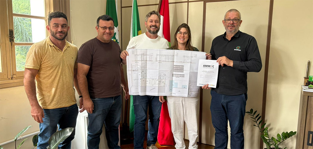 O secretário executivo da Associação dos Municípios do Meio-Oeste Catarinense (AMMOC), engenheiro Denir Zulian, entregou os dois projetos ao prefeito Sérgio Besen (Serginho)