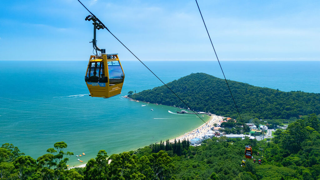 O destaque é o passeio de bondinho aéreo, um trajeto que conecta a Praia Central à Praia de Laranjeiras