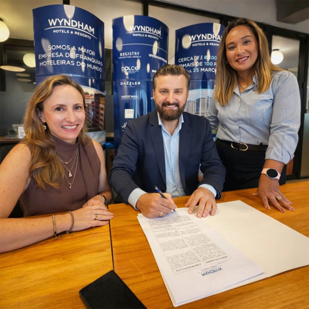 Ato de assinatura do contrato com Maria Carolina Pinheiro, vice-presidente de Desenvolvimento de Negócios para América Latina e Caribe, Juarez Tavares, CEO Grupo Magia e Luciana Kuzuhara, gerente sênior de Desenvolvimento de Negócios Brasil/Foto: Wagner Lima- Ascom Windham Brasil