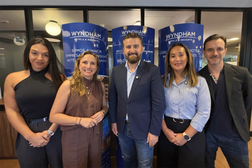 Equipe de executivos da Windham Brasil - Isabella Araújo, gerente de Design e Construção para América Latina e Caribe, Maria Carolina Pinheiro, vice-presidente de Desenvolvimento de Negócios para América Latina e Caribe, Luciana Kuzuhara, gerente sênior de Desenvolvimento de Negócios Brasil e Leonardo Santolia, revenue manager para América Latina e Caribe acompanhados de Juarez Tavares, CEO do Grupo Magia/Foto: Wagner Lima- Ascom. Windham Brasil
