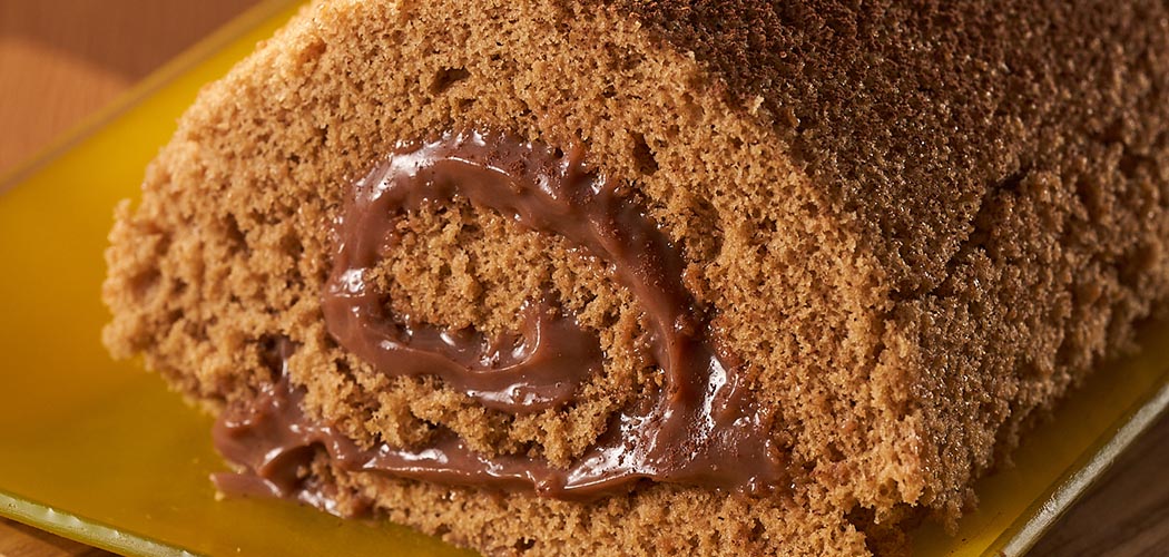 Rocambole de café com recheio cremoso de chocolate