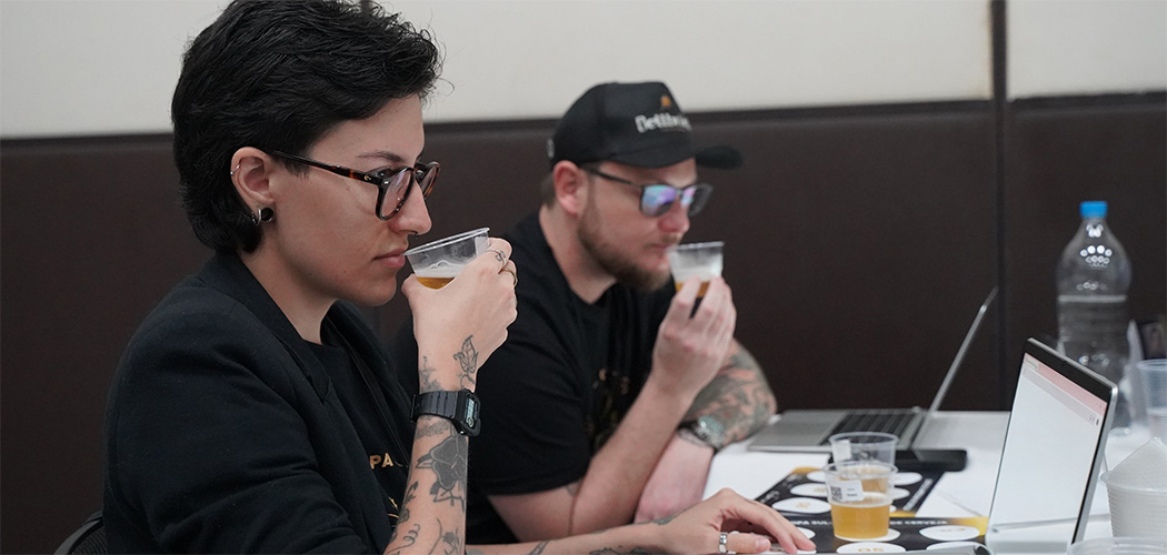 Jurados avaliam, às cegas, amostras na IV Copa Sul-Americana de Cerveja