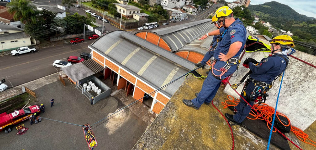 Bombeiros catarinenses simulam resgares em altura para buscar o Tricampeonato Sul - Americano