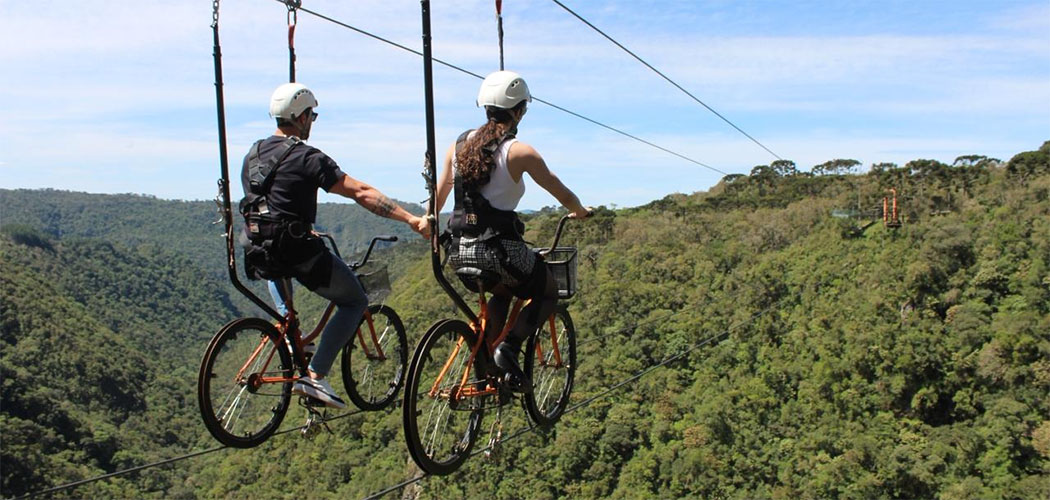 A Skybike Urubici é considerada a mais alta do Brasil (150m de altura e 240m de extensão), sobre a Cachoeira Papuã
