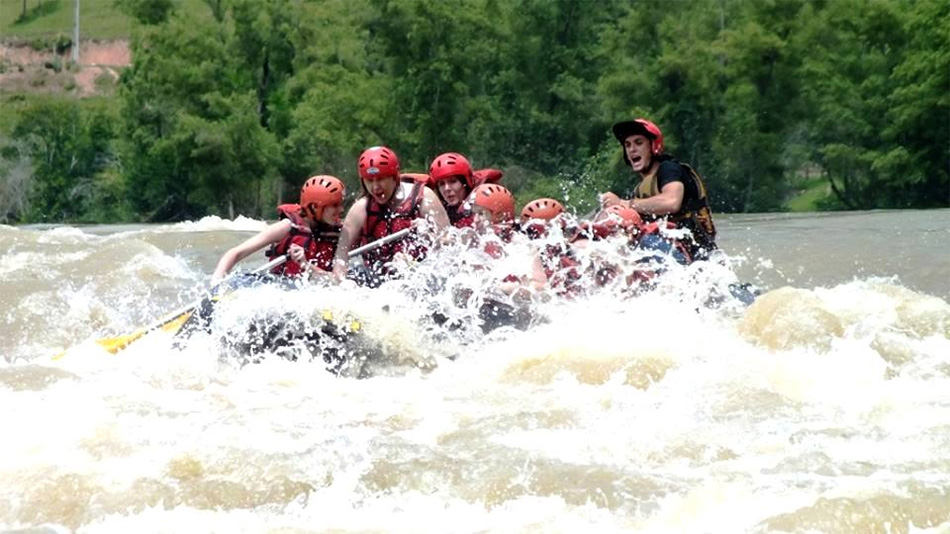 O rafting no Rio Itajaí-Açu garante emoção para iniciantes e experientes/Foto: Divulgação