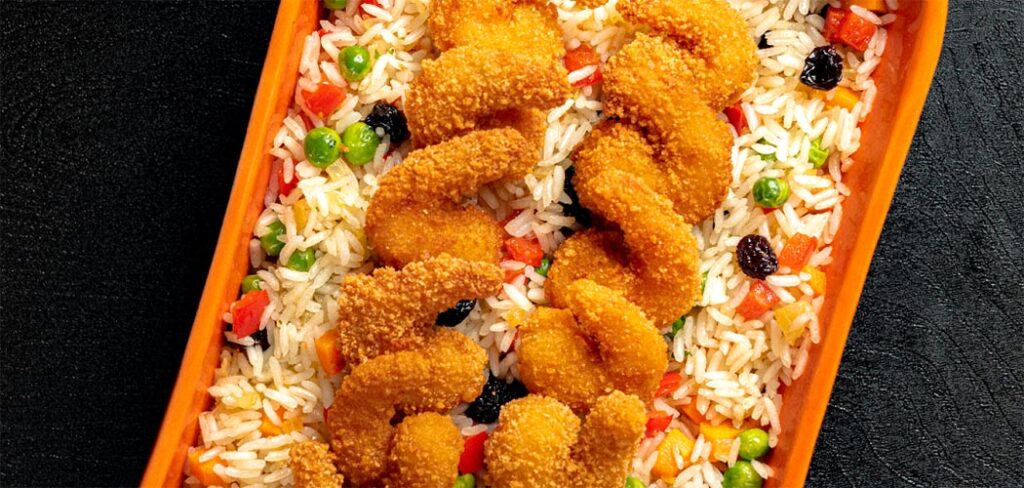 Camarão empanado com arroz à grega