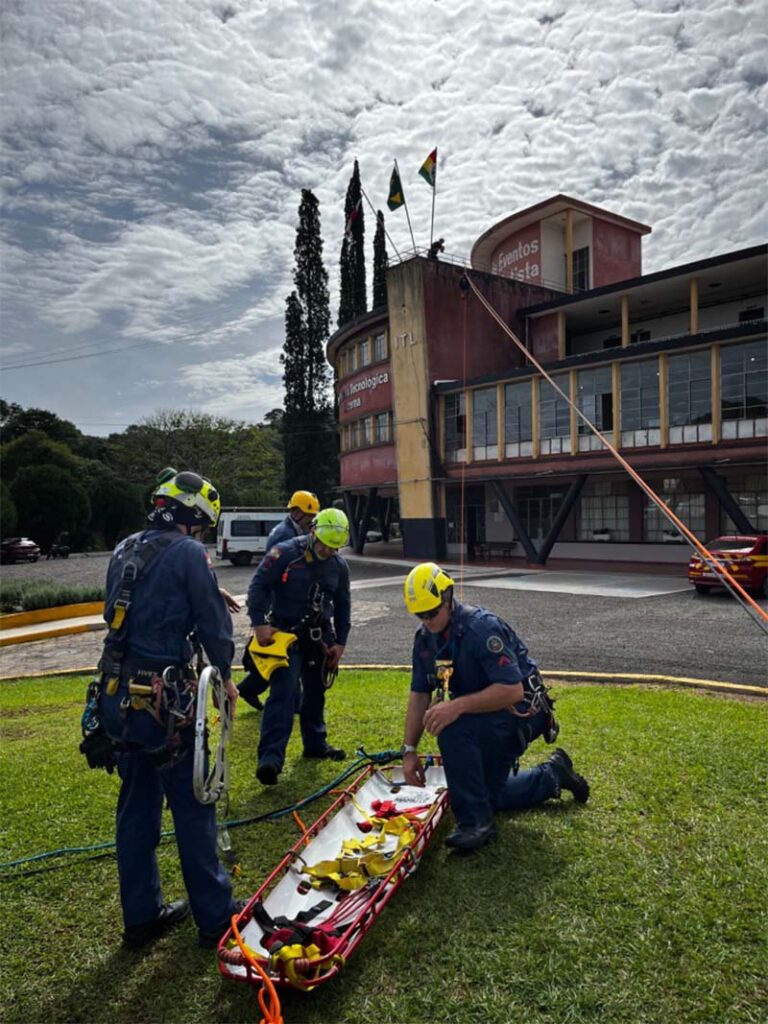 Bombeiros catarinenses simulam resgares em altura para buscar o Tricampeonato Sul - Americano