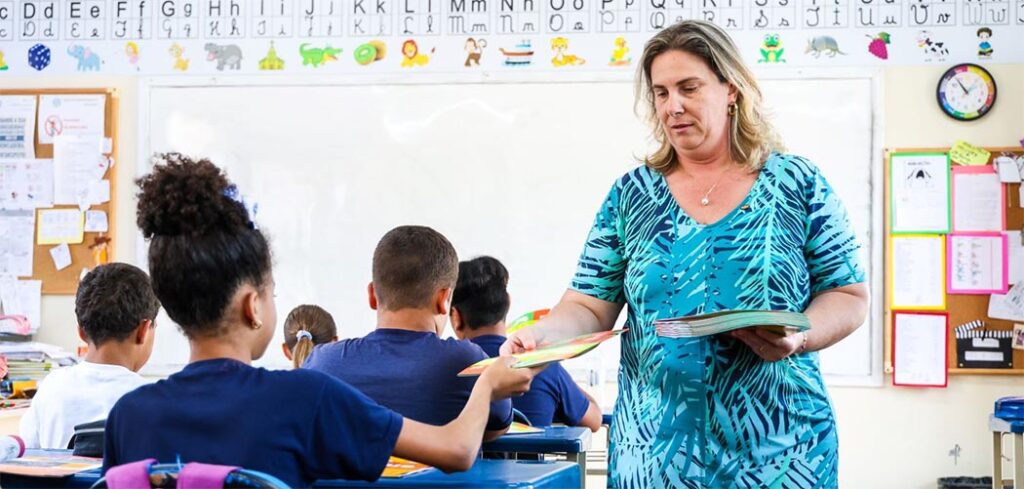 Governo de SC consolida pacote histórico de valorização dos professores com proposta de descompactação salarial aprovada na Alesc
