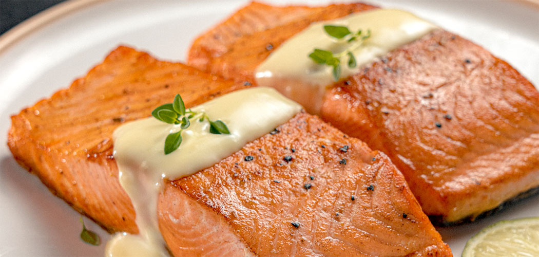 Salmão Grelhado com Molho Cremoso de Alho e Limão