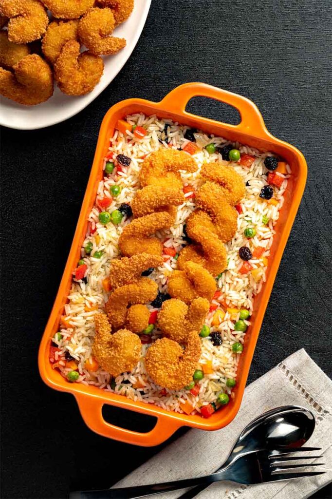 Camarão empanado com arroz à grega
