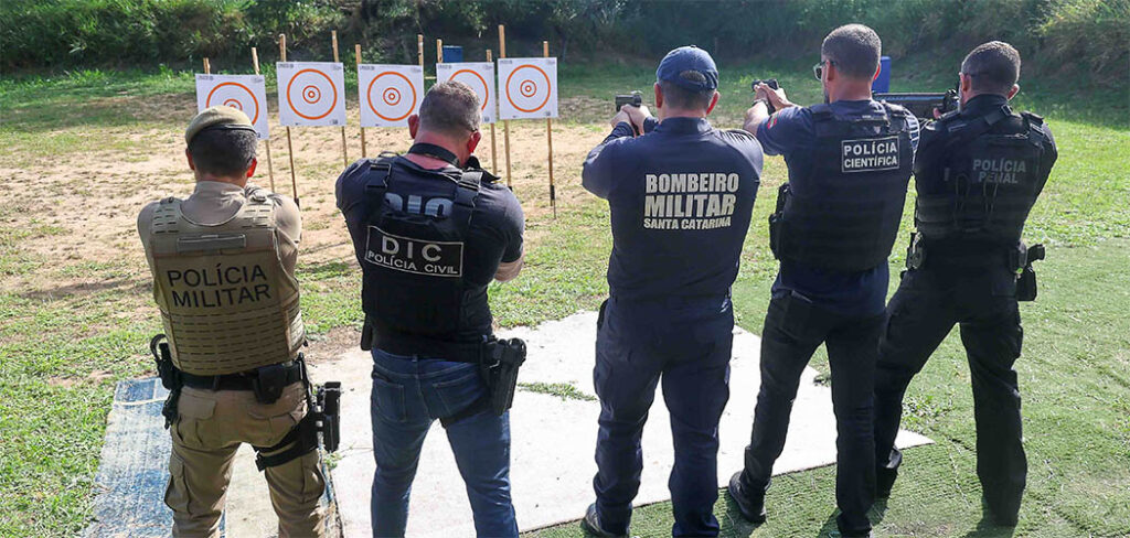 Estado mais seguro do país: parceria com estandes de tiro amplia treinamento policial com armas de fogo em SC