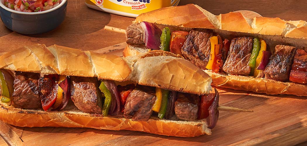Churrasquinho no pão com espetinho de carne e legumes